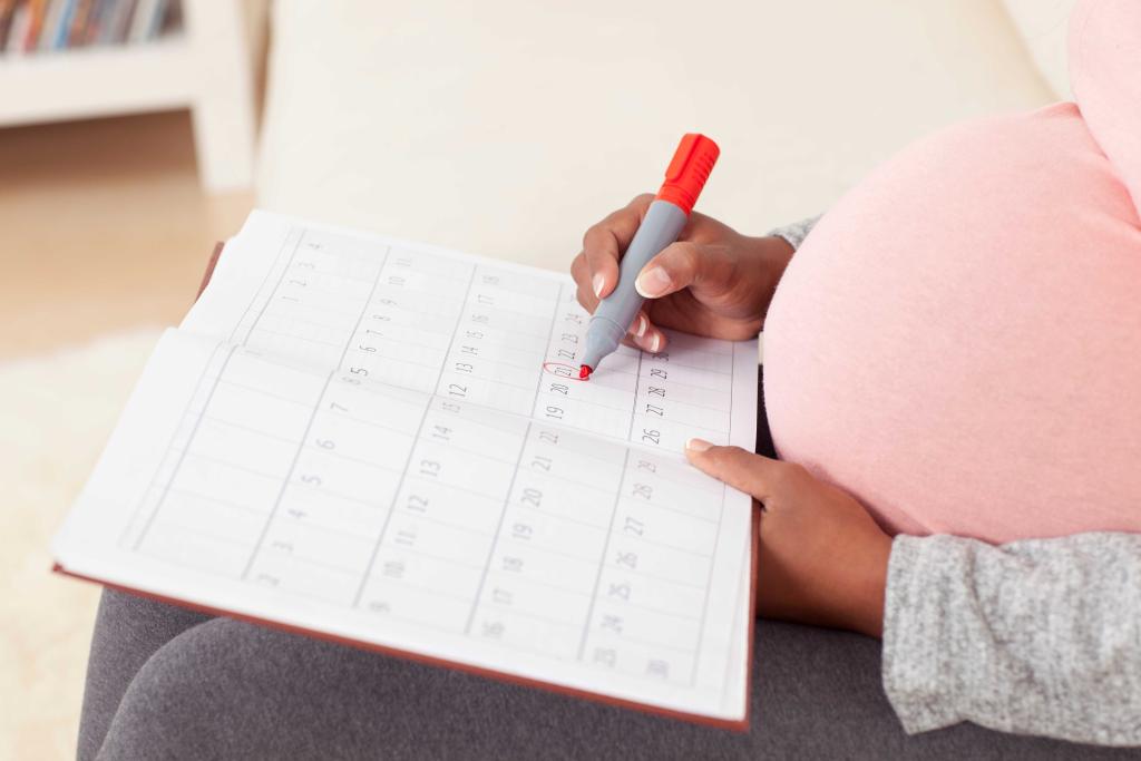 Zwangere vrouw met kalender
