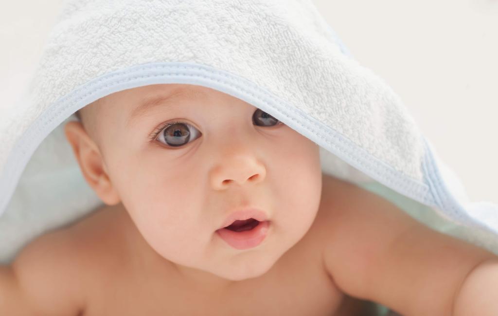 Baby met handdoek