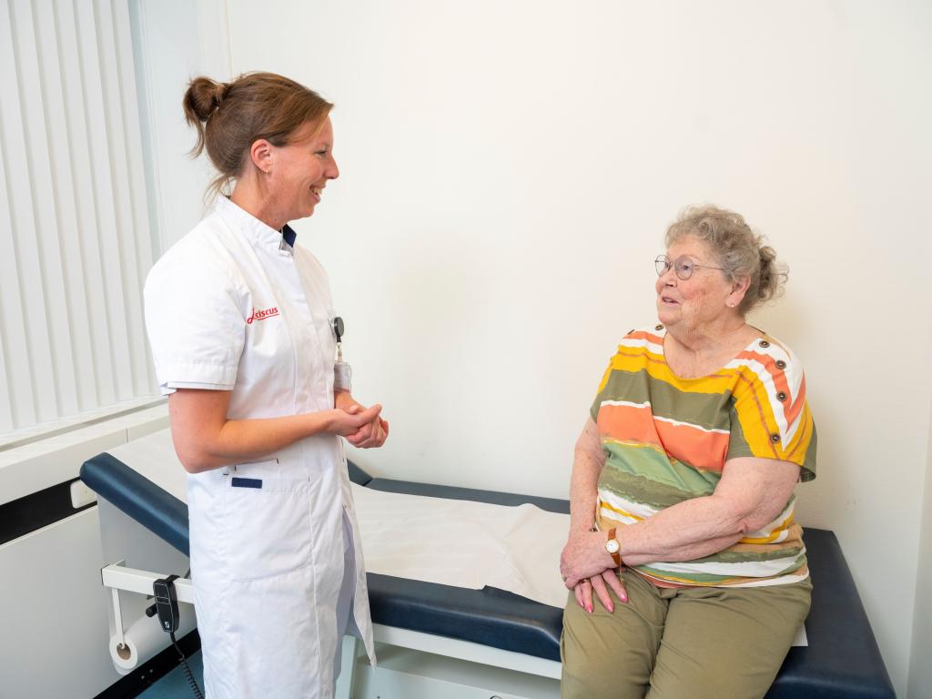 Dokter Leemreis geeft uitleg aan de patiënt