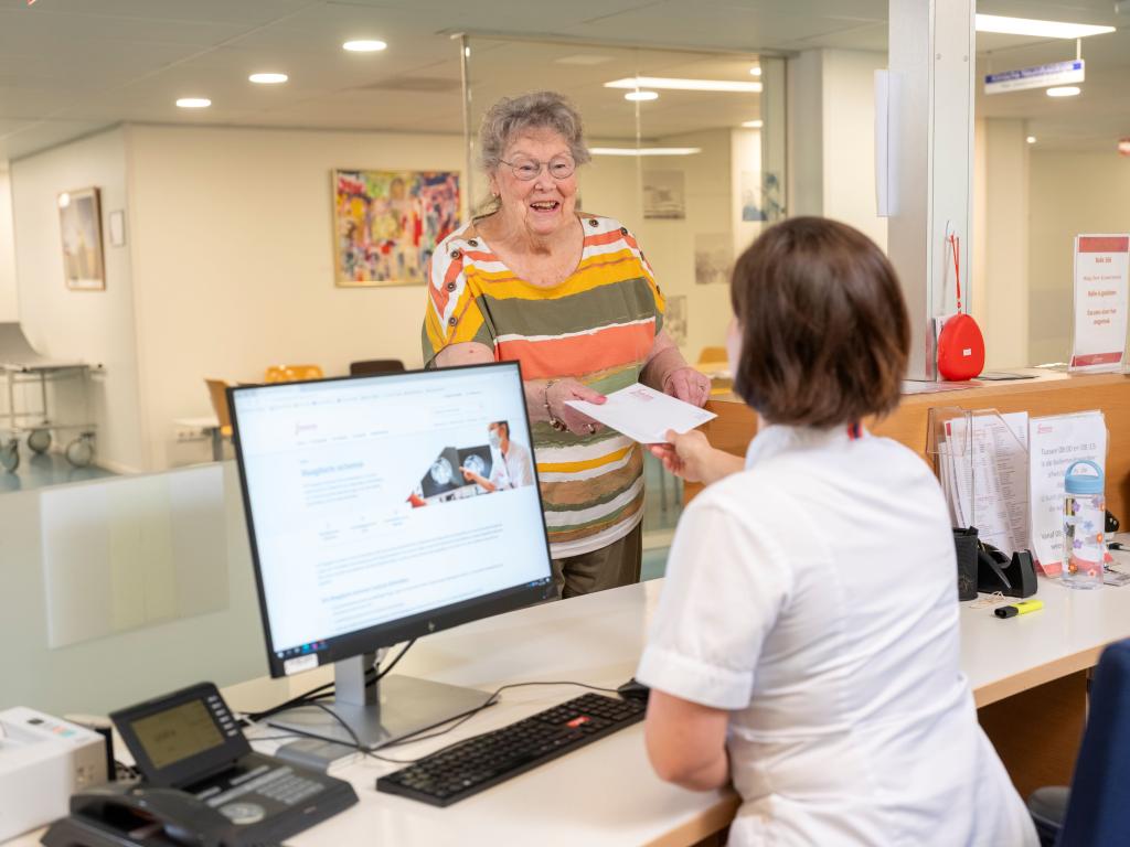 Patiënt met maagdarm ischemie meldt zich bij de balie