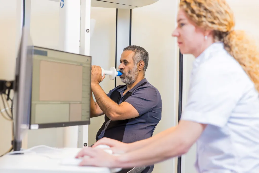 Patiënt voert een longfunctietest uit