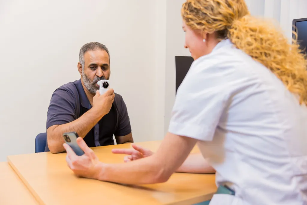 Patiënt krijgt uitleg over de behandeling