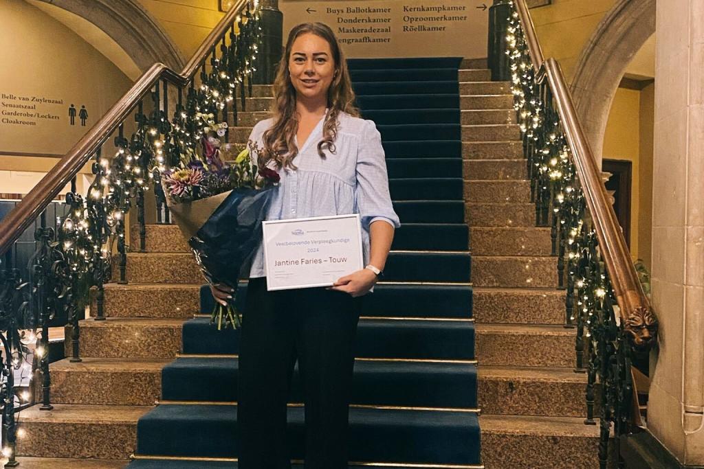 Jantine ontving de award voor veelbelovende verpleegkundige