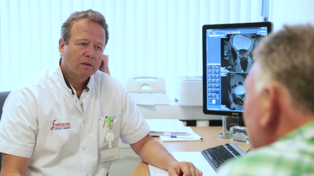 Uroloog Rietbergen in gesprek met patiënt