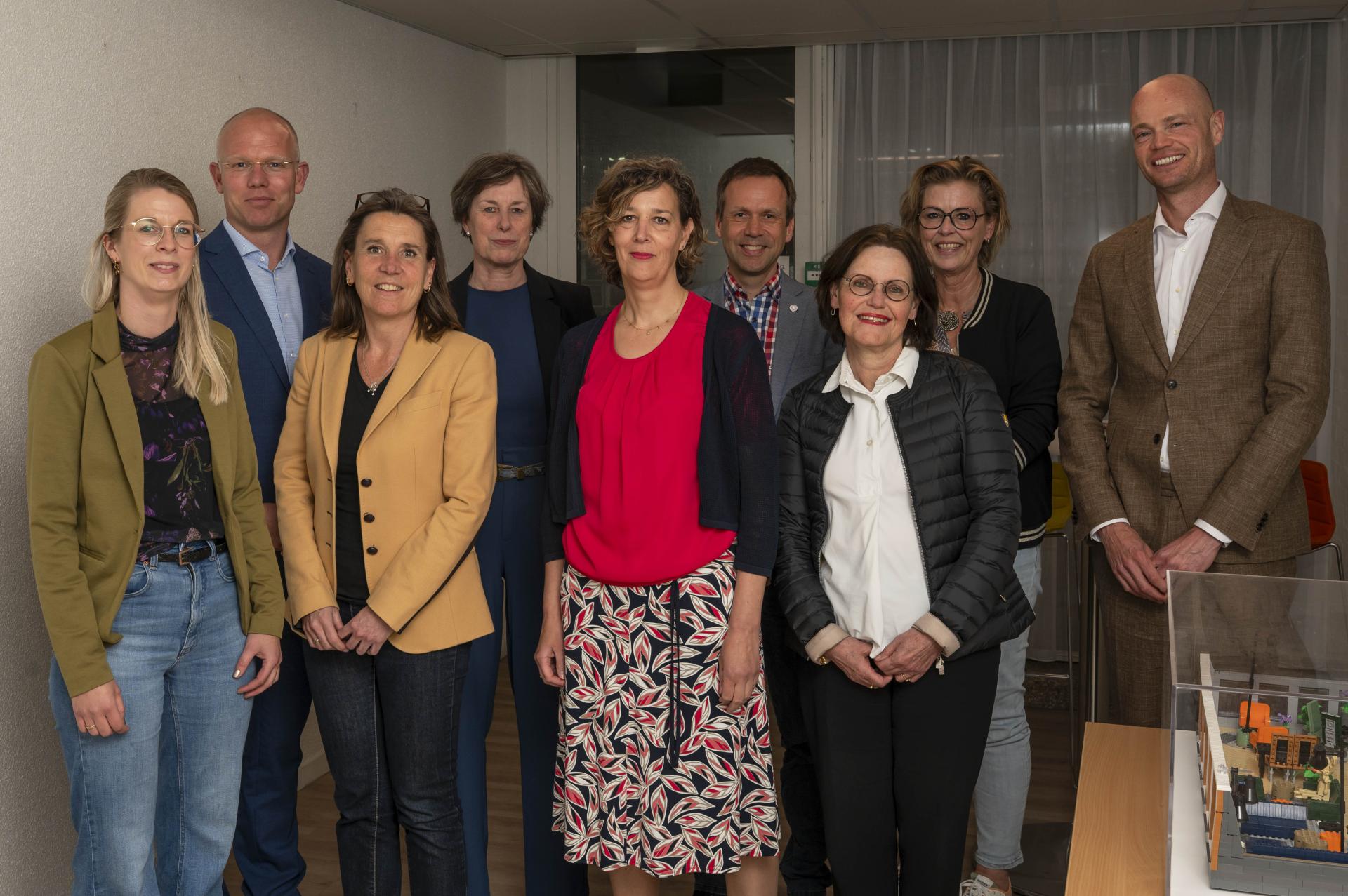 Hogeschool Rotterdam en Franciscus gaan hun al bestaande samenwerking intensiveren door te starten met een gezamenlijk lectoraat ‘Eigen Regie’. Een lectoraat is een onderzoeksgroep waarbinnen praktijkgericht onderzoek wordt gedaan. Eigen regie van patiënten gaat over het zelf beslissen over leven, benodigde zorg en ondersteuning, over wat patiënten zelf kunnen en willen doen. Door de eigen regie van patiënten te versterken wordt er mogelijk minder beroep gedaan op professionele zorg. Verzorgenden, verpleegk