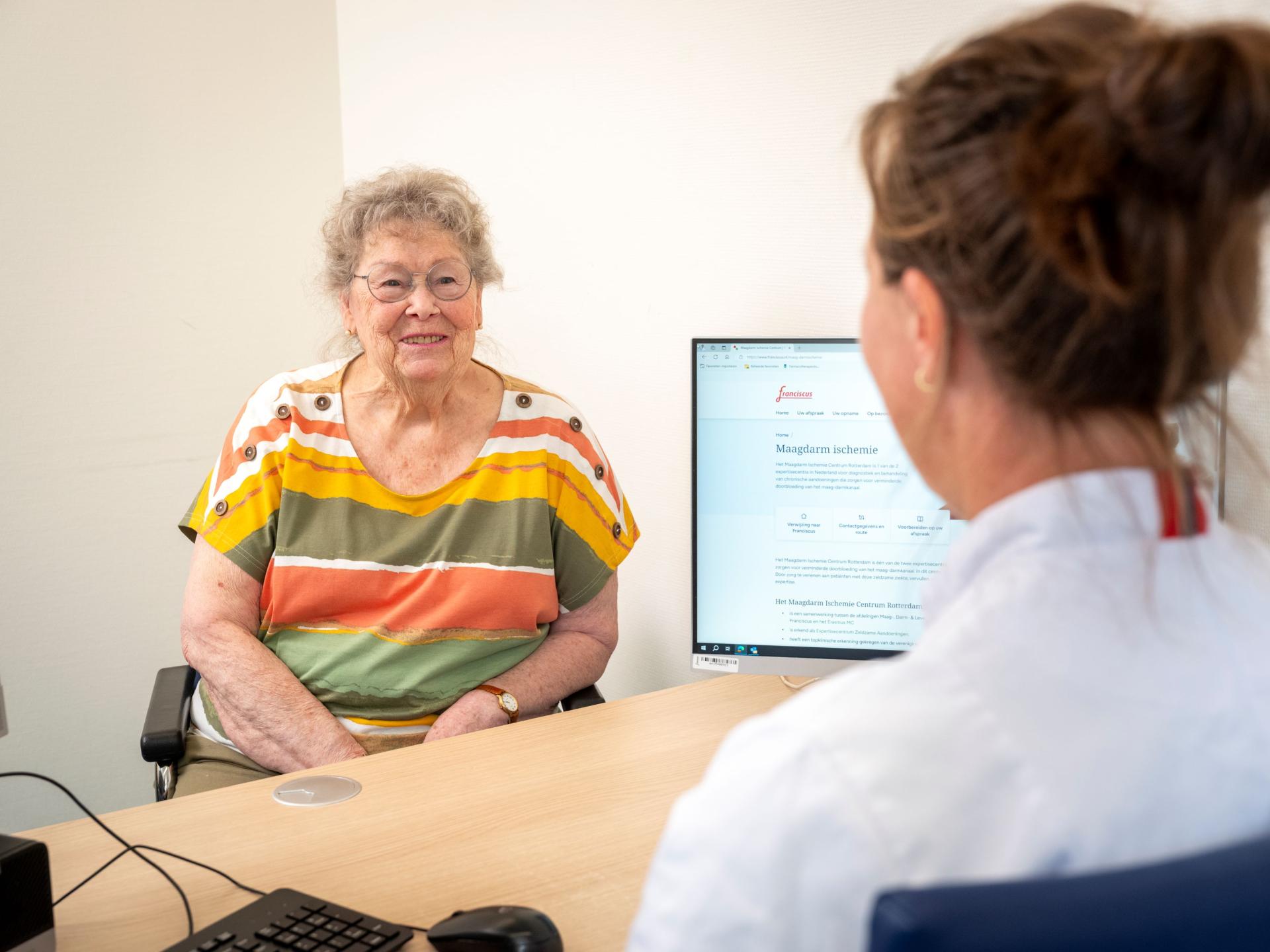 Mevrouw Rutten in gesprek met dokter Leemreis