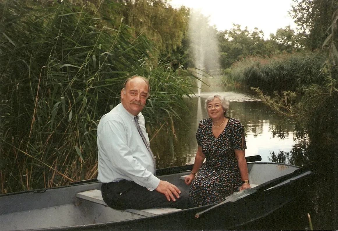 Janus en Marja te Berg in een bootje