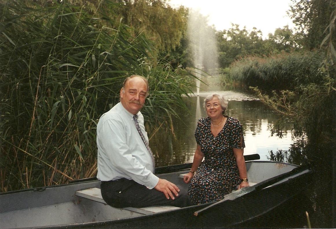 Janus en Marja te Berg in een bootje
