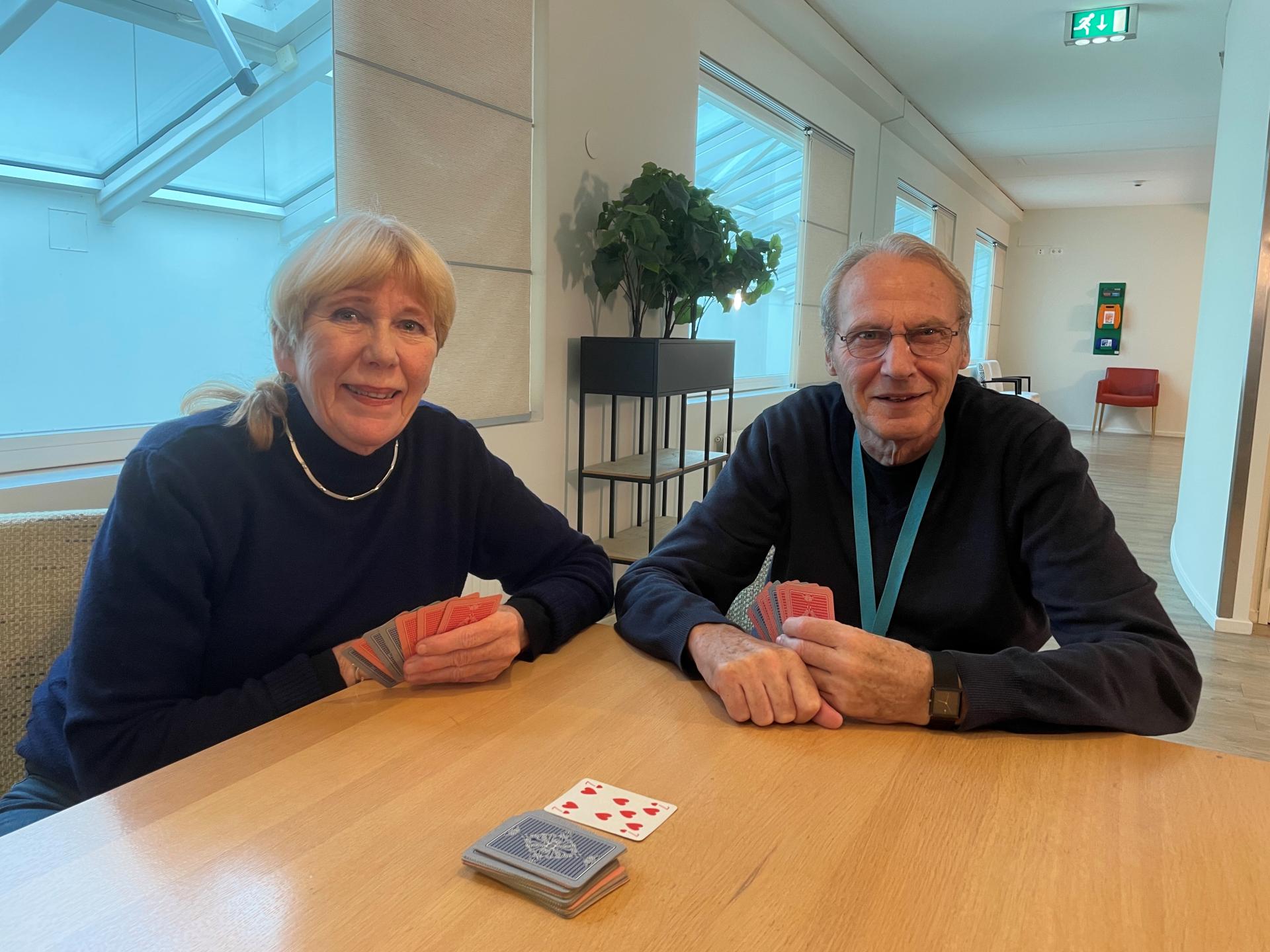 Henny en Frans spelen graag samen een potje kaarten