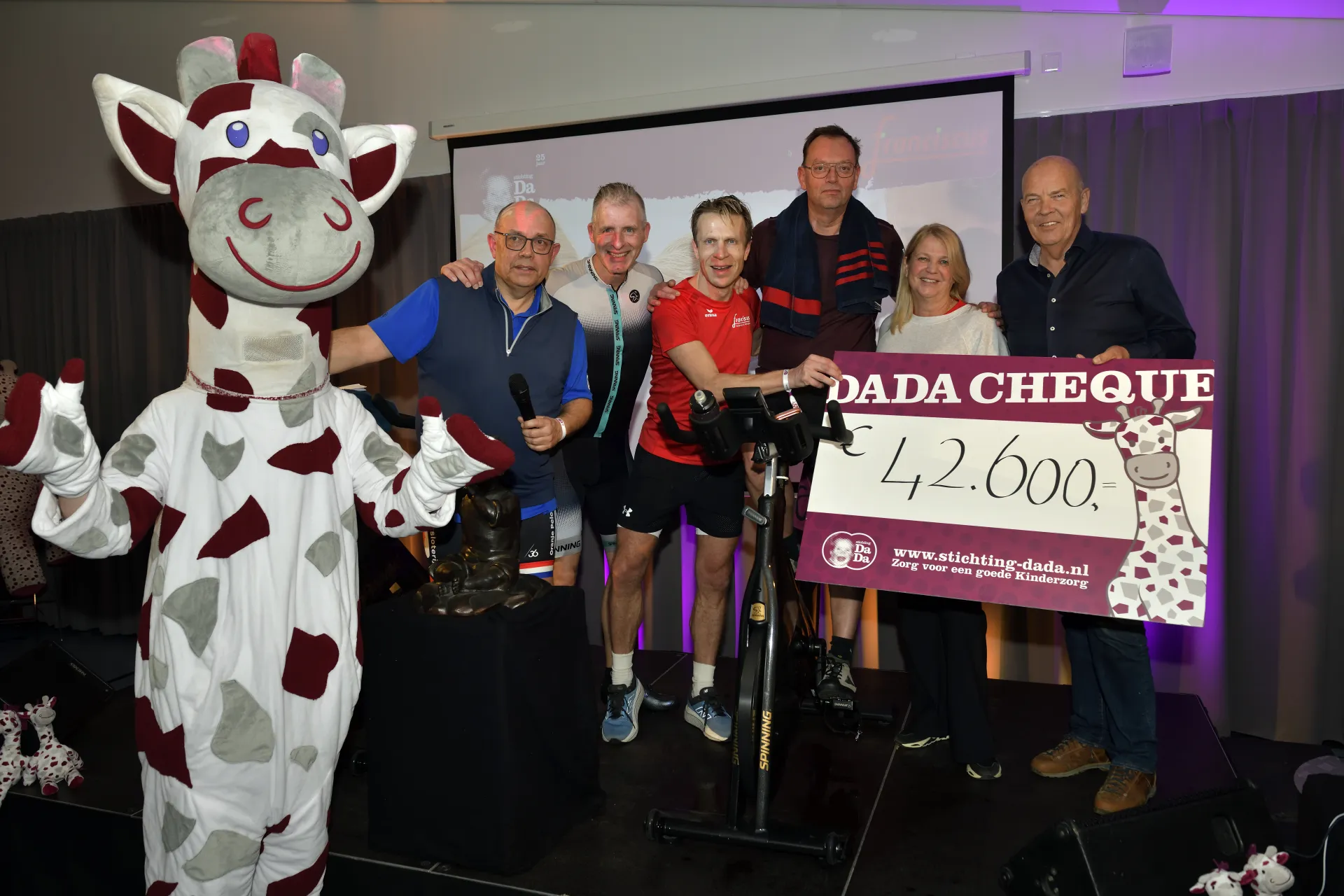 cheque-overhandiging-foundation_dada_ride_for_value
