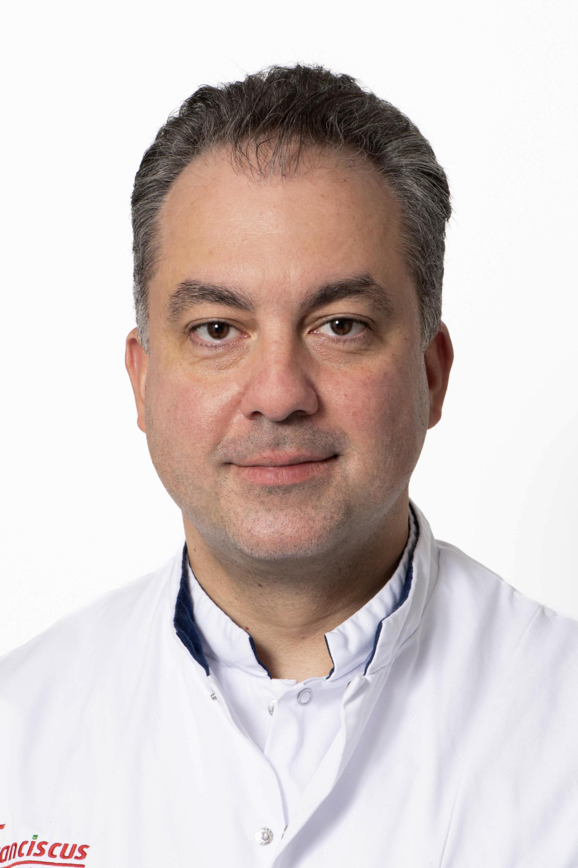 Popescu, A. Longarts in opleiding