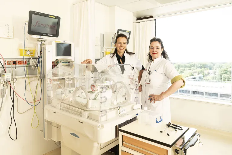 Gerdien Tramper, kinderarts (links) en Angelique Haringsma