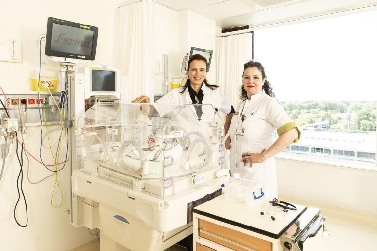 Gerdien Tramper, kinderarts (links) en Angelique Haringsma