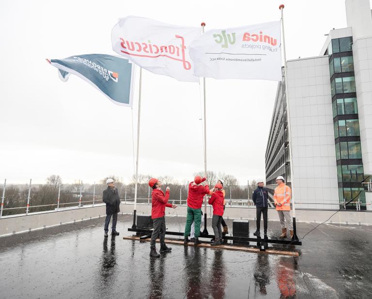 Hijsen vlag hoogste punt nieuwbouw