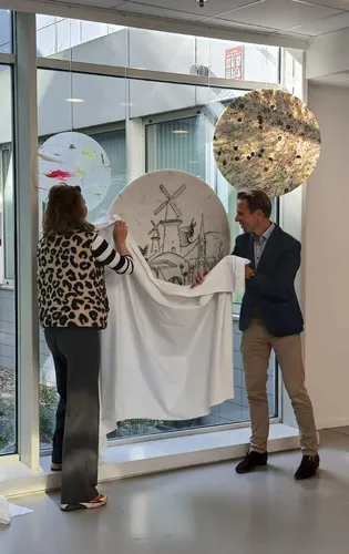 Kunst gemaakt van ziekenhuisafval 
