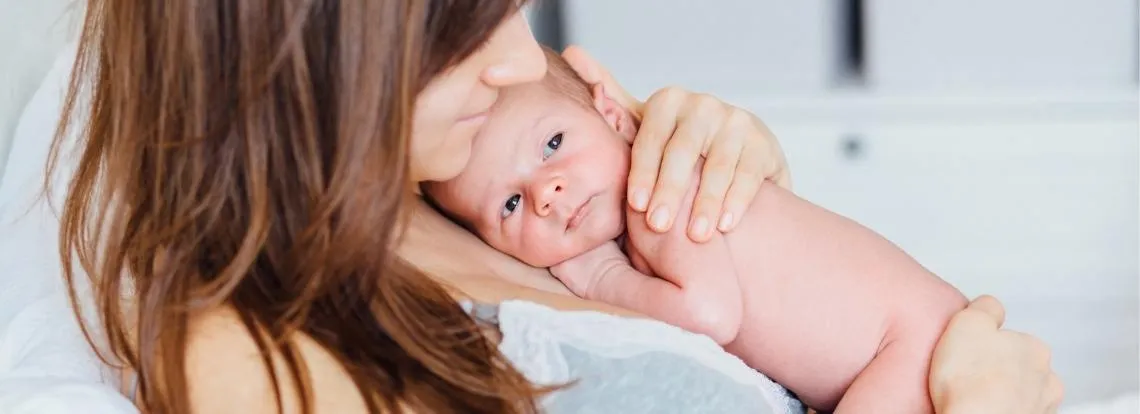 Geboortezorg: moeder met pasgeboren baby op de borst voor een veilige start