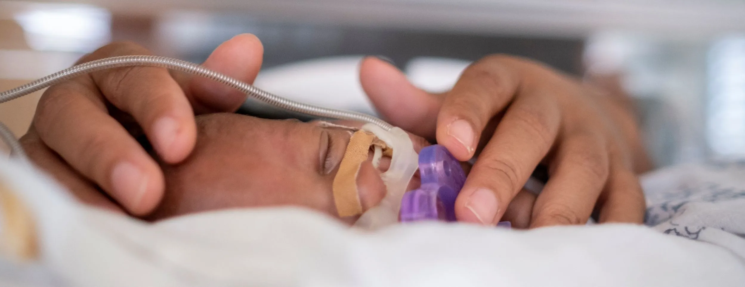 Neonatologie_Couveuse_Joshua met moeder