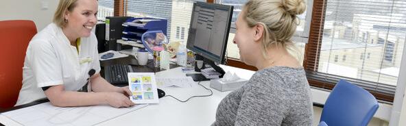 Gynaecoloog in gesprek met patient