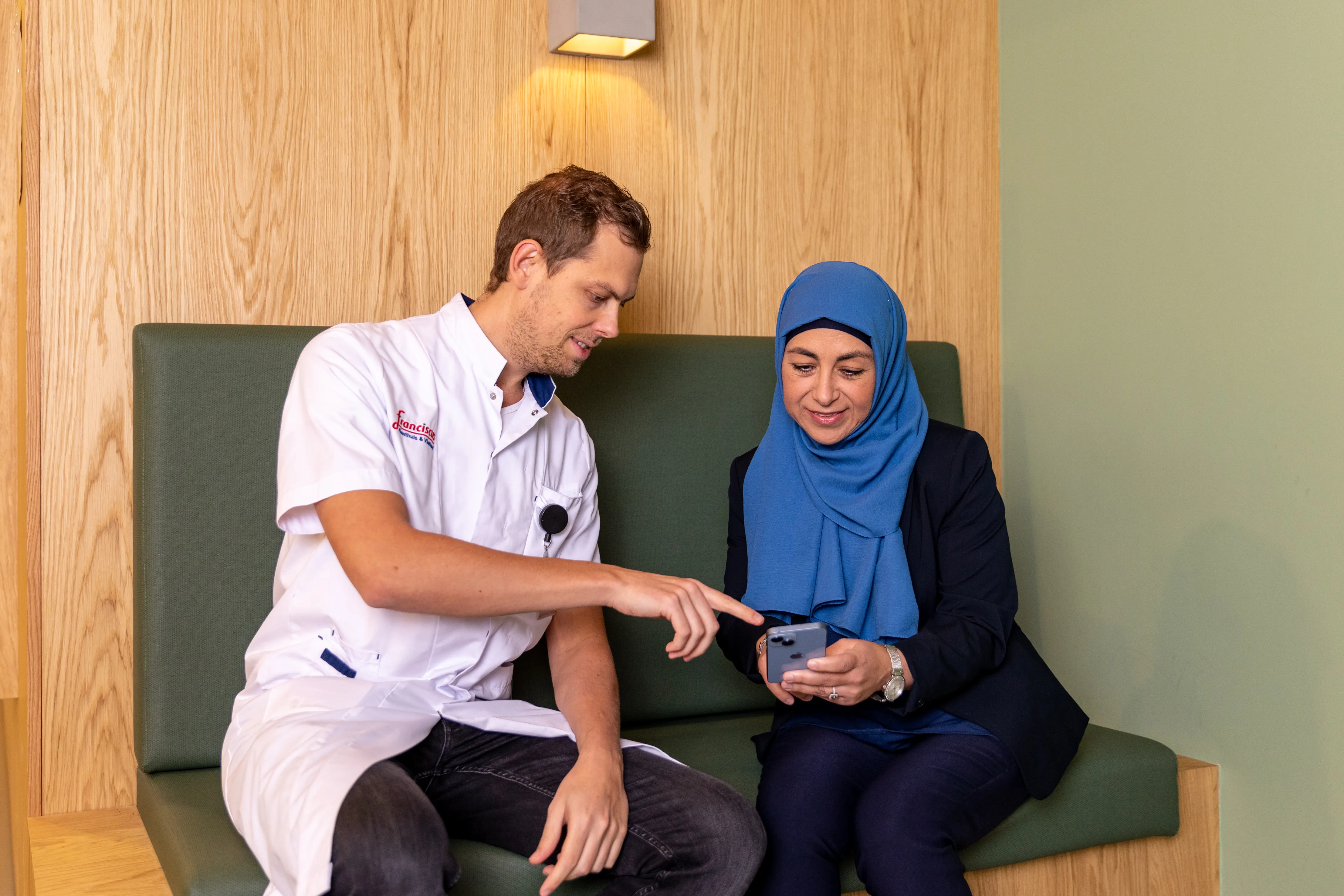 Medewerker van Franciscus helpt patiënt met inloggen in MijnFranciscus